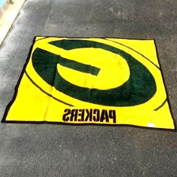 Plush Throw Blanket . Size: 48'' x 54'' ...................... Green Bay Packers - Picture 3 of 4